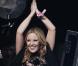 Kylie Minogue rejoint les Scissor Sisters sur scène, pendant le festival de Glastonburry, le 26 juin 2010