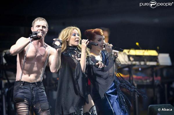 Kylie Minogue rejoint les Scissor Sisters sur scène, pendant le festival de Glastonburry, le 26 juin 2010