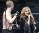 Kylie Minogue rejoint les Scissor Sisters sur scène, pendant le festival de Glastonburry, le 26 juin 2010