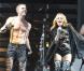 Kylie Minogue rejoint les Scissor Sisters sur scène, pendant le festival  de Glastonburry, le 26 juin 2010