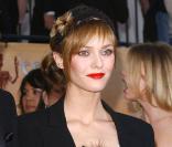 Avant-gardiste, Vanessa portait déjà le blazer loose en 2005 ! Associé à une robe de soirée, à un neo-bandeau, un accessoire qu\'elle affectionne particulièrement, ainsi qu\'à un rouge à lèvres incandescent... Elle est au top !<br />