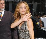 Robe estivale, teint nude, et chevelure joliment ondulée, Vanessa est juste radieuse !<br />
