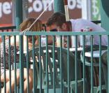 Miley Cyrus et son boyfriend Liam Hemsworth partagent une boisson rafraîchissante à Los Angeles, jeudi 1er juillet.