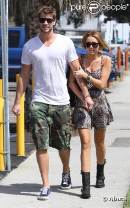 Miley Cyrus et son boyfriend Liam Hemsworth partagent une boisson rafraîchissante à Los Angeles, jeudi 1er juillet.