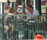 Miley Cyrus et son boyfriend Liam Hemsworth partagent une boisson rafraîchissante à Los Angeles, jeudi 1er juillet.