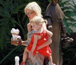 Tori Spelling et sa fille Stella à Malibu, le 3 juillet 2010