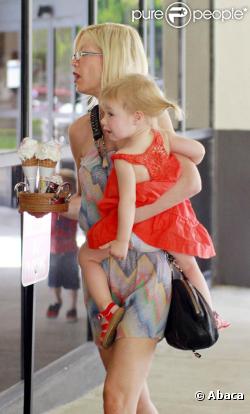 Tori Spelling et sa fille Stella à Malibu, le 3 juillet 2010
