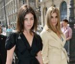 Carine Roitfeld et sa fille Julia se rendant au défilé Giorgio Armani à Paris, le 6 juillet 2010