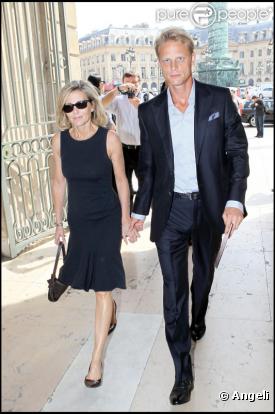 Claire Chazal et Arnaud Lemaire se rendant au défilé Giorgio Armani à Paris, le 6 juillet 2010