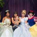 Salma Hayek : Découvrez sa craquante Valentina ravie au pays des princesses ! (réactualisé)