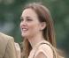 Leighton vêtue d'une adorable petite robe saumon, portée avec un sac Chanel à tomber. Seule anomalie dans son look : sa paire de tongs !