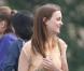 Leighton vêtue d'une adorable petite robe saumon, portée avec un sac Chanel à tomber. Seule anomalie dans son look : sa paire de tongs !
