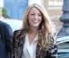 Micro short noir, veste tout en sequins marron signée Chanel, et boots Louboutin... Splendide !