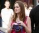 Leighton portant une adorable robe fuchsia Marc Jacobs, avec un petit sac Lanvin à la main, et des spartiates Giuseppe Zanotti pour Balmain aux pieds