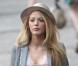 Blake Lively dans une splendide robe cage couleur nude signée George Chakra, portée sous un blazer, avec un joli canotier sur la tête !