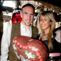 Après la honteuse défaite des Bleus, Franck Ribéry est au soleil, amoureux et en famille... loin de Zahia ! (réactualisé)