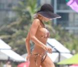 Shauna Sand en famille sur la plage de Miami, le 13 juillet 2010