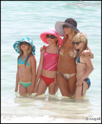 Shauna Sand en famille sur la plage de Miami, le 13 juillet 2010
