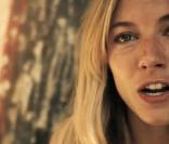 Sienna Miller lors de son voyage en Haïti