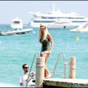 Victoria Silvstedt : La bimbo poursuit son défilé sexy sous le soleil !