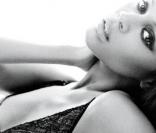 Zoe Saldana pour Calvin Klein 