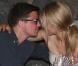 Quand le beau Josh Hartnett embrasse sa chérie... face aux belles Ornella Muti et Nastassja Kinski !