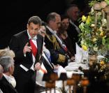 Nicolas Sarkozy dans un speech pré-dinatoire : on dirait qu'un monsieur s'endort en arrière-plan...