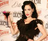 Dita Von Teese lors de la présentation de son cocktail Cointreau, avant son show Be Cointreauversial, à la House of Blues de la Nouvelle-Orléans, en Louisiane, aux Etats-Unis, le 20 juillet 2010.