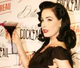 Dita Von Teese lors de la présentation de son cocktail Cointreau, avant son show Be Cointreauversial, à la House of Blues de la Nouvelle-Orléans, en Louisiane, aux Etats-Unis, le 20 juillet 2010.