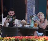 Pendant une séance de dédicace, Tori Spelling déjeune avec son meilleur ami, à Miami, mercredi 21 juillet.