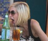Pendant une séance de dédicace, Tori Spelling déjeune avec son meilleur ami, à Miami, mercredi 21 juillet.