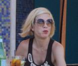 Pendant une séance de dédicace, Tori Spelling déjeune avec son meilleur ami, à Miami, mercredi 21 juillet.