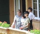 Johnny, Laeticia et leurs fillettes dans leur chalet de Gstaad