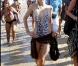 Paris Hilton et sa soeur Nicky se pavanent sur la plage de Pampelone, à Saint-Tropez, le 24 juillet 2010.