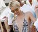 Paris Hilton et sa soeur Nicky se pavanent sur la plage de Pampelone, à Saint-Tropez, le 24 juillet 2010.