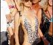 Paris Hilton et sa soeur Nicky se pavanent sur la plage de Pampelone, à Saint-Tropez, le 24 juillet 2010.