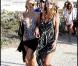 Paris Hilton et sa soeur Nicky se pavanent sur la plage de Pampelone, à Saint-Tropez, le 24 juillet 2010.