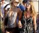Paris Hilton et sa soeur Nicky se pavanent sur la plage de Pampelone, à Saint-Tropez, le 24 juillet 2010.
