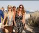 Paris Hilton et sa soeur Nicky se pavanent sur la plage de Pampelone, à Saint-Tropez, le 24 juillet 2010.