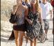 Paris Hilton et sa soeur Nicky se pavanent sur la plage de Pampelone, à Saint-Tropez, le 24 juillet 2010.