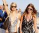 Paris Hilton et sa soeur Nicky se pavanent sur la plage de Pampelone, à Saint-Tropez, le 24 juillet 2010.