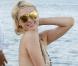 Paris Hilton et sa soeur Nicky se pavanent sur la plage de Pampelone, à Saint-Tropez, le 24 juillet 2010.