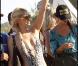 Paris Hilton et sa soeur Nicky se pavanent sur la plage de Pampelone, à Saint-Tropez, le 24 juillet 2010.