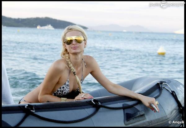 Paris Hilton et sa soeur Nicky se pavanent sur la plage de Pampelone, à Saint-Tropez, le 24 juillet 2010.