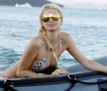 Paris Hilton et sa soeur Nicky se pavanent sur la plage de Pampelone, à Saint-Tropez, le 24 juillet 2010.