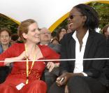 Rama Yade et sa copine Natalie Koscuosko-Morizet à la dernière étape du Tour de France, sur les Champs-Elysées de Paris (25 juillet 2010)