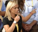 Cécile de Ménibus à la dernière étape du Tour de France, sur les Champs-Elysées de Paris (25 juillet 2010)