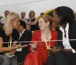 Cécile de Ménibus, Nathalie Kosciusko-Morizet et Rama Yade en grande conversation à la dernière étape du Tour de France, sur les Champs-Elysées de Paris (25 juillet 2010)