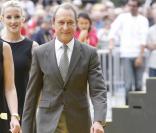 Le maire de Paris Bertrand Delanoë à l\'arrivée du Tour de France sur les Champs-Elysées (25 juillet 2010)