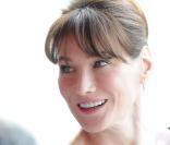 Carla Bruni, ici lors des festivités du 14 juillet 2010, à Paris, a tourné le 27 juillet 2010 dans le quartier Mouffetard le nouveau film de Woody Allen.